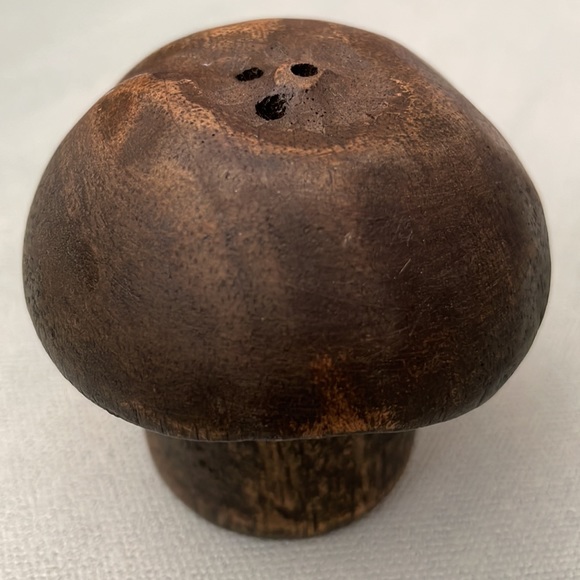 Vintage Mushroom Salt and Pepper Shaker - Picture 10 of 16